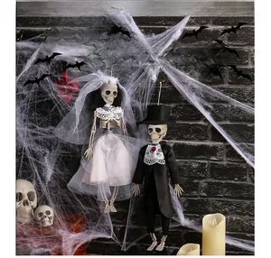 Detailansicht der Halloween-Skelett-Braut- und Bräutigam-Hängedeko mit Spitzenschleier