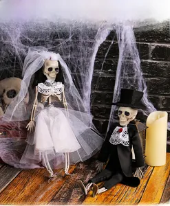 Halloween Skelett Braut und Bräutigam Puppen vor einer dunklen Ziegelmauer