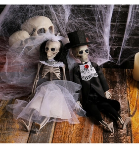 Halloween Brautpaar Skelette mit weißem Spitzenkleid und schwarzem Smoking im Detail