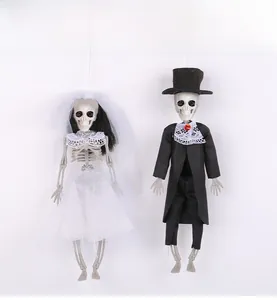 Detail von Halloween Skelett Braut und Bräutigam Hängedeko mit Spitzenkleid und Smoking