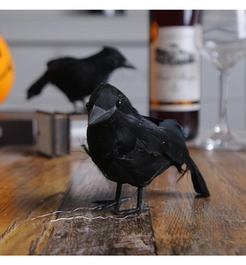 Ρεαλιστικά κοράκια Halloween με φτερά δίπλα σε κολοκύθα και κρασί σε εορταστικό σκηνικό