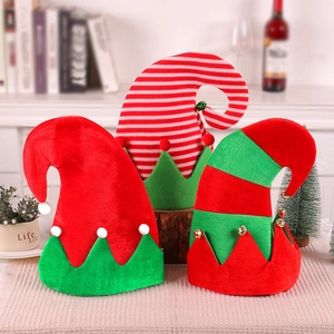 Vue détaillée de trois chapeaux de lutin de Noël festifs avec clochettes sur bois
