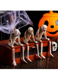 Vue détaillée de trois figurines de squelettes d'Halloween en résine aux jambes mobiles