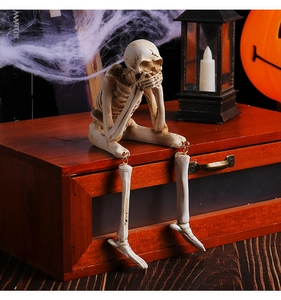 Détail de figurine de squelette en résine avec jambes pendantes pour Halloween
