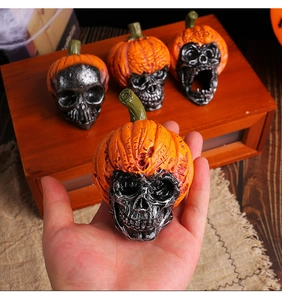 Detail von vier Halloween Kürbis-Skelett Figuren aus Harz mit silbernem Metallic-Finish