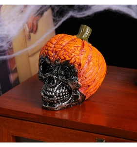 Detailansicht der Halloween Totenkopf-Kürbis-Statue aus Harz auf einem Holztisch