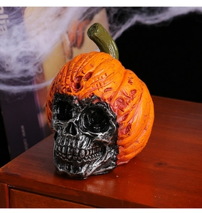 Makrodetail der Halloween Kürbis Totenkopf Harzstatue mit silbernem Finish und Textur
