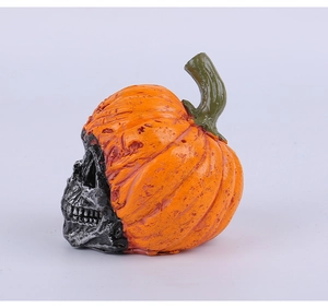 Detail der realistischen Textur auf dem Halloween Kürbis Skelett Ornament aus Kunstharz