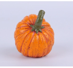 Detailansicht einer orangefarbenen Halloween-Kürbis-Deko mit realistischer Textur