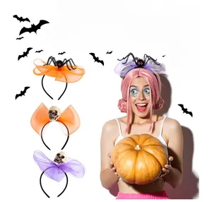 Détails de serre-têtes d'Halloween avec voile en maille et motifs araignées ou squelettes
