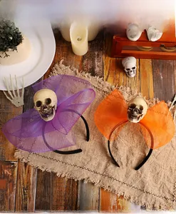 Set de serre-tête tête de mort Halloween avec nœuds en résille orange et violet sur bois