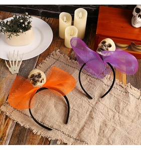 Serre-têtes d'Halloween avec nœuds en résille et crânes sur fond de toile de jute rustique