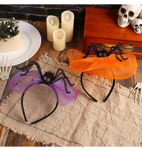 Gros plan de serre-têtes d'Halloween avec nœuds en résille et araignées en peluche colorées
