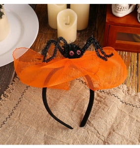 Détail serre-tête d'Halloween avec araignée en peluche et nœud en résille orange vif