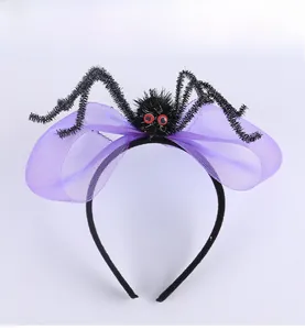 Détail d'un serre-tête d'Halloween avec araignée en peluche et nœuds en tulle violet