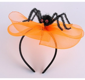Détail du serre-tête d'Halloween avec gros nœud en résille orange et araignée