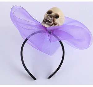 Détail d'un serre-tête d'Halloween avec nœud en maille violette et petit crâne décoratif