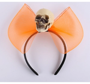 Détail du serre-tête d'Halloween avec un nœud en résille orange et un petit crâne