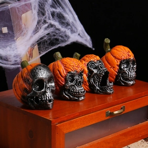 Vierteiliges Set Halloween Kürbis-Totenkopf Figuren aus Harz auf dunklem Holztisch