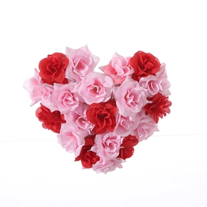 Heart-shaped wall wreath with artificial red and pink silk roses for Valentine decor
