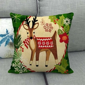Fodera per cuscino natalizia in lino con renna su divano grigio per decorazioni festive