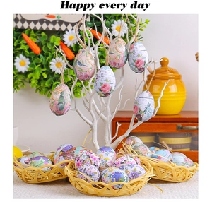 Œufs de Pâques floraux avec motifs vintage sur des branches dans des paniers tressés