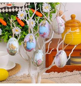 Détail d'ornements d'œufs de Pâques vintage avec corde en chanvre sur des branches