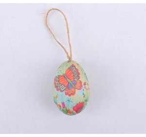 Détail d'un œuf de Pâques décoratif avec motif papillon coloré et attache en corde de chanvre