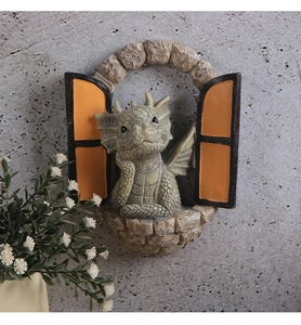 Dettaglio decorazione drago in resina che spunta da una finestra in pietra con persiane