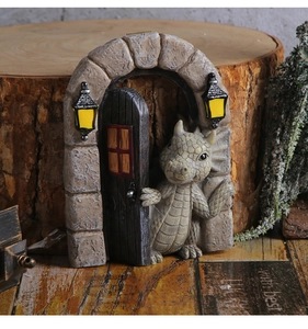 Vista dettagliata di un adorabile drago in resina che fa capolino da un arco di pietra rustica