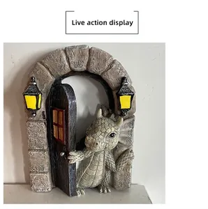Dettaglio di un drago in resina che fa capolino da una porta ad arco con lanterne