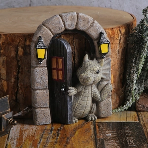 Linda figura de dragón de resina asomado por una puerta para jardín y escritorio