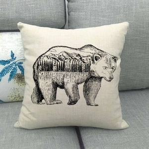 Fodera per cuscino in lino con orso e foresta montana dal design grafico moderno