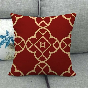 Detail van rood linnen kussenhoes met beige geometrisch patroon op grijze bank