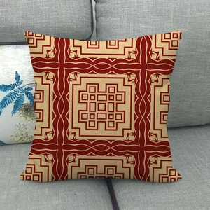 Detail van rood geometrisch patroon op een vierkant linnen kussen op een grijze bank
