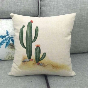 Housse de coussin en lin avec imprimé cactus sur canapé gris pour décoration intérieure