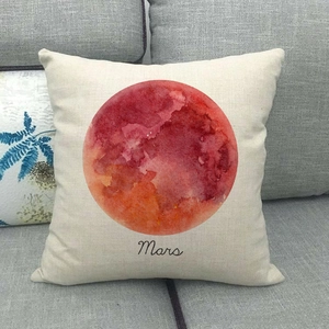 Gros plan sur l'imprimé aquarelle de Mars sur une taie d'oreiller en lin beige