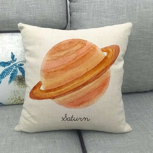Coussin décoratif en lin avec imprimé aquarelle Saturne sur un canapé en tissu gris
