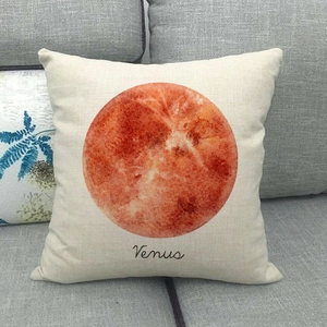 Coussin carré en lin avec imprimé aquarelle de la planète Vénus sur un canapé gris