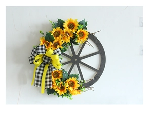 Detalle de corona de rueda de girasol con lazo de cuadros amarillos decorativo