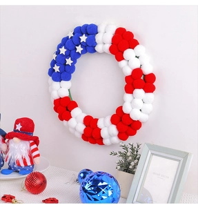 Detail van patriottische pomponkrans met Amerikaanse vlagsterren voor wanddecoratie huis