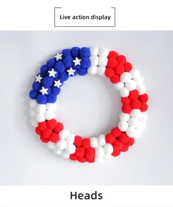 Detailopname van Amerikaanse vlag pompon krans met sterren voor de onafhankelijkheidsdag