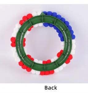 Detailweergave van de achterkant van de patriottische pompon krans met ophanggat