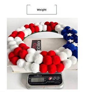 Gewichtsmeting van de patriottische krans met rood witte blauwe pluche ballen van 186g