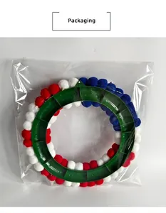 Onafhankelijkheidsdag krans met rood-wit-blauwe pompons in plastic zakverpakking
