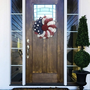 Patriottische Amerikaanse vlag krans op donkerhouten deur met sterren en stoffen bloemen