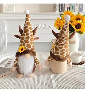 Dettaglio di gnomi con stampa giraffa corna e girasole in un ambiente accogliente