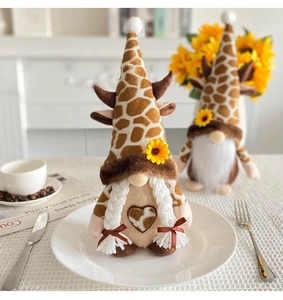 Dettaglio di due gnomi giraffa con girasoli in un accogliente ambiente da pranzo