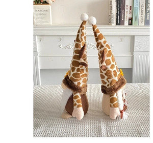 Dettaglio di un paio di gnomi di peluche a tema giraffa con cappelli maculati su un ripiano