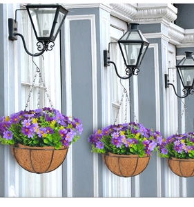 Detail eines Blumenampel-Sets mit Kokoseinlage und lila-gelben Kunstblumen